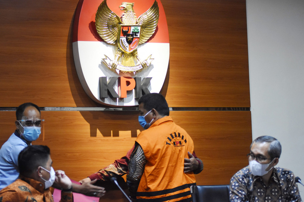 Tersangka MTG (rompi tahanan) saat konpers penetapan tersangka baru di Gedung KPK, Jakarta.