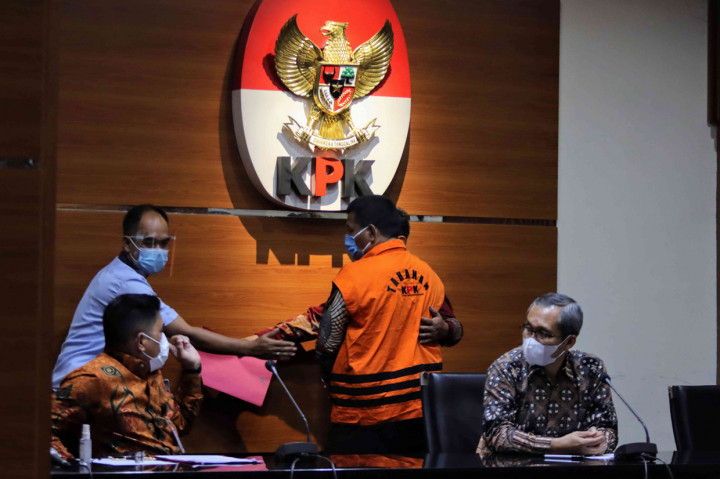 Sedangkan dua tersangka lainnya yaitu Bupati Bandung Barat Aa Umbara Sutisna (AUS) dan Andri Wibawa (AW), anak Aa Umbara, hari ini telah dilakukan pemanggilan namun yang bersangkutan mengkonfirmasi tidak bisa hadir karena sakit.