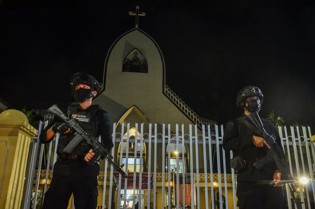 Aparat kepolisian berjaga di depan gereja di Pekanbaru, Provinsi Riau. AFP Photo/Wahyudi