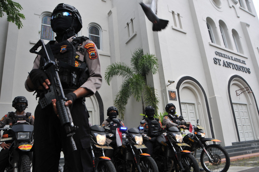 Anggota polisi Polresta Solo melakukan penjagaan di Gereja Katolik Maria Regina, Jebres, Solo, Jawa Tengah. AFP Photo/Anwar Mustafa