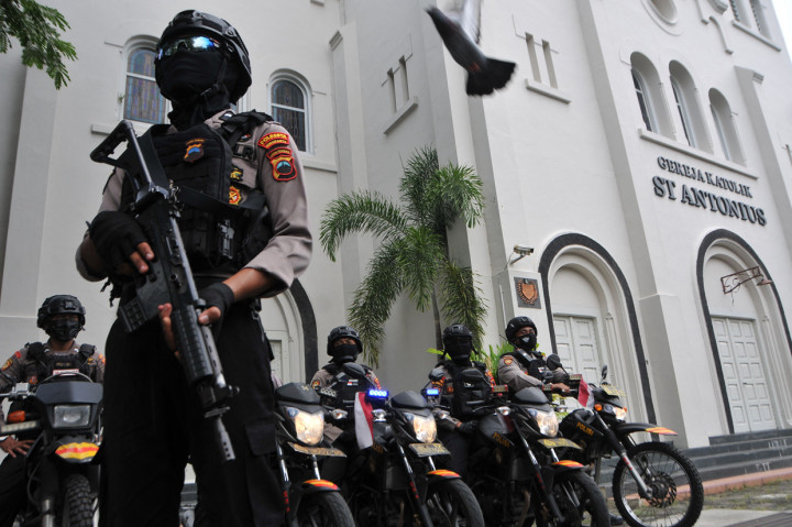 Anggota polisi Polresta Solo melakukan penjagaan di Gereja Katolik Maria Regina, Jebres, Solo, Jawa Tengah. AFP Photo/Anwar Mustafa
