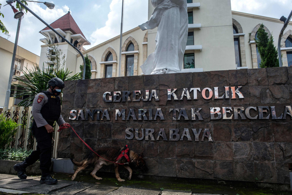 Polisi menggunakan anjing pelacak saat menyisir area Gereja Katolik Santa Maria Tak Bercela di Surabaya, Jawa Timur. AFP Photo/Juni Kriswanto