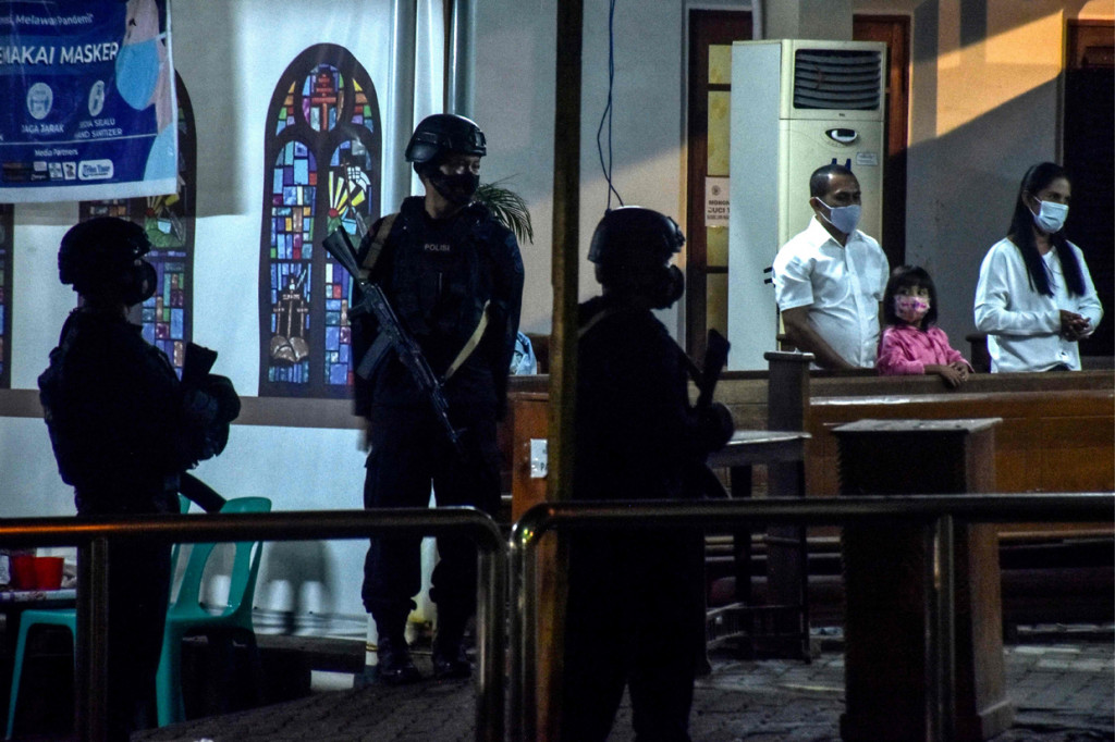 Aparat kepolisian berjaga di depan gereja Katedral, Makassar. AFP Photo/Indra Abriyanto