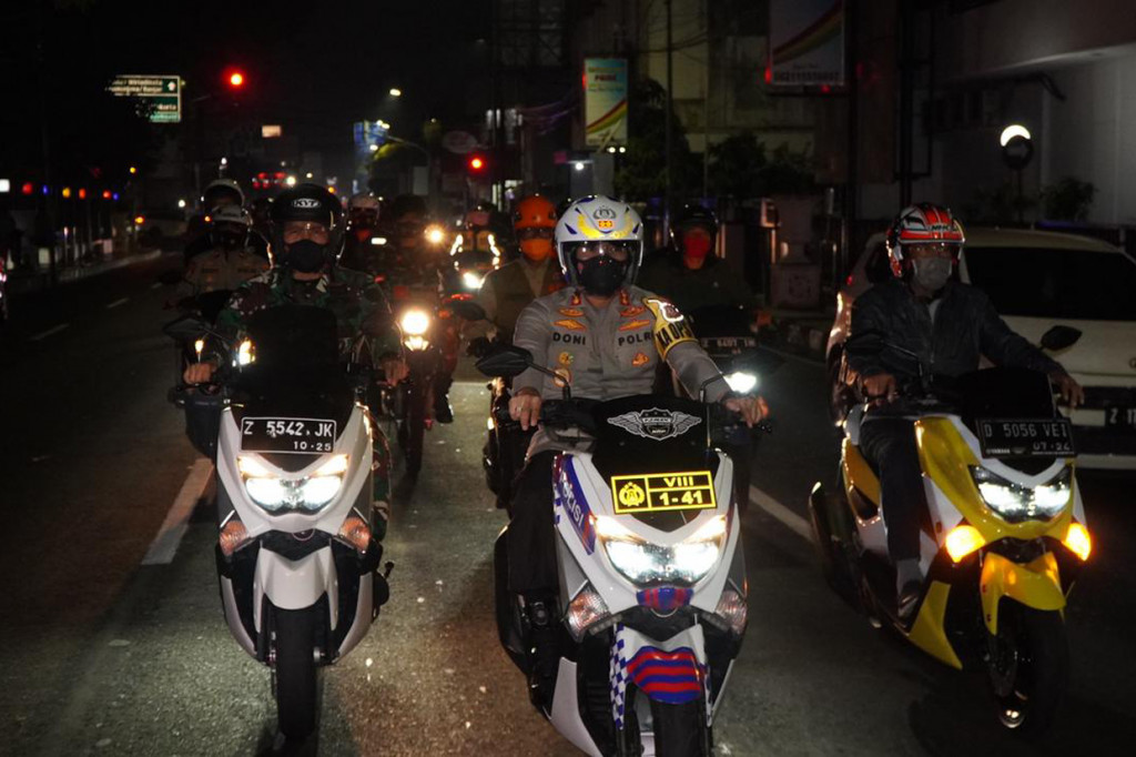 Pelaksana Tugas (Plt) Wali Kota Tasikmalaya, Muhammad Yusuf bersamaKapolresta Tasikmalaya, AKBP Doni Hermawan dan Dandim 0612 Tasikmalaya,Letkol Inf Ary Sutrisno berkendara motor melakukan monitoring pengamanan 17gereja di Kota Tasikmalaya. MI/Adi Kristiadi