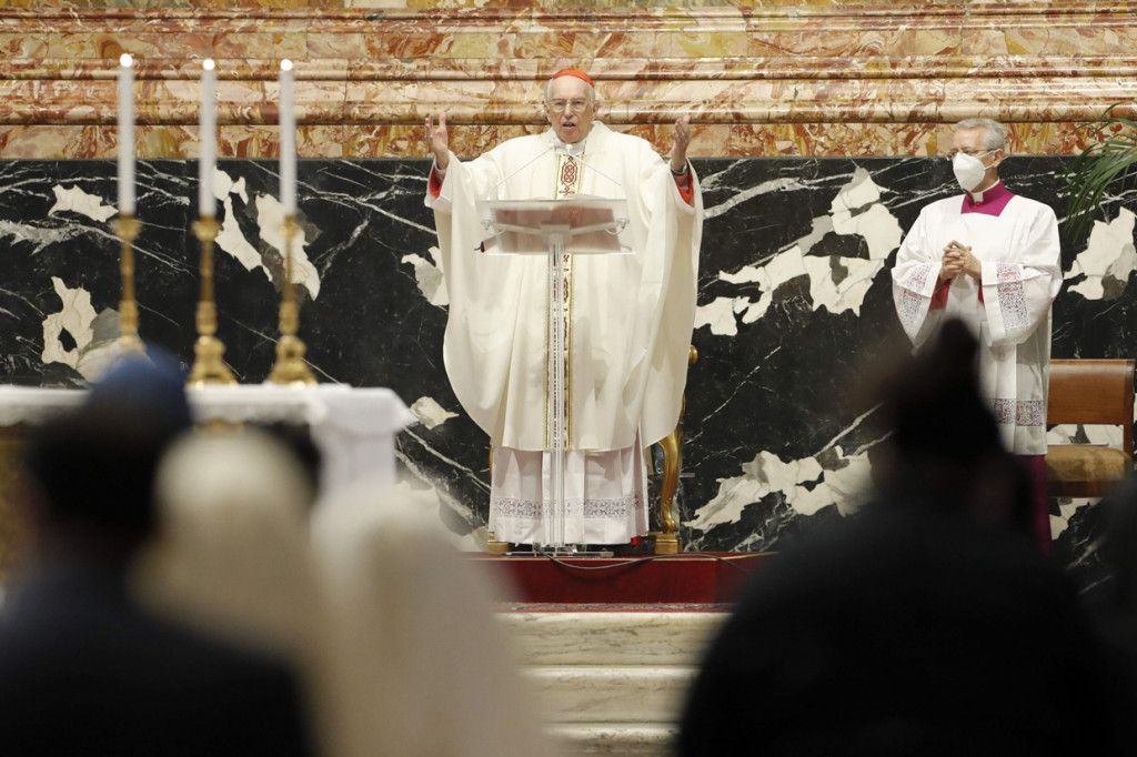 Kardinal Giovanni Battista Re memimpin Misa Perjamuan Tuhan di Vatikan, 1 April 2021.