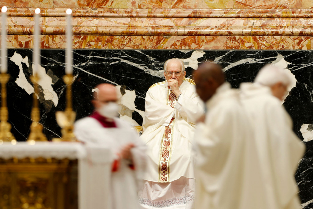 Paus Fransiskus telah mendelegasikan Misa resmi Kamis malam di Basilika Santo Petrus kepada prelatus lainnya, Kardinal Giovanni Battista Re.