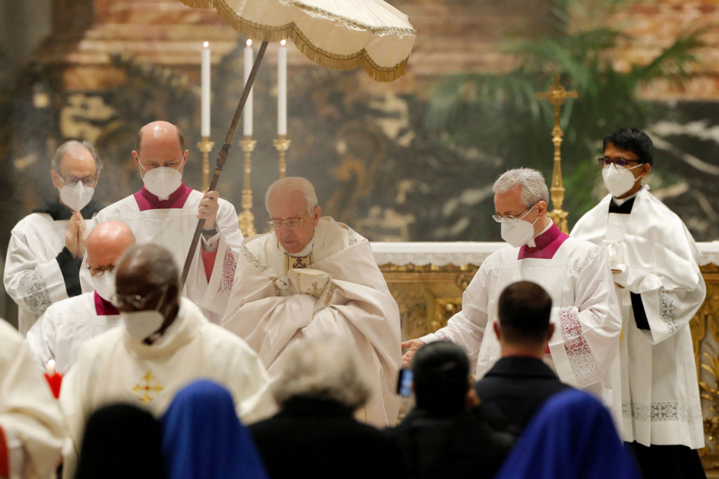 Vatikan tidak memberkan alasan mengapa Fransiskus tidak mau mengadakan Misa sendiri.