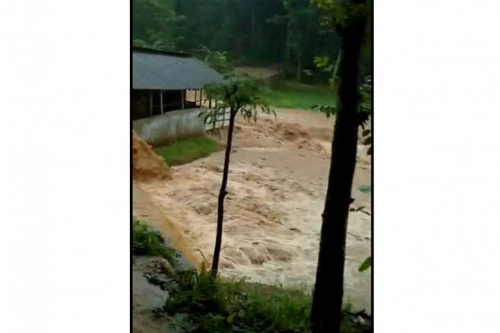 Lima kecamatan di Kabupaten Wonogiri dilaporkan terdampak banjir dan longsor setelah hujan lebat mengguyur bumi gaplek, Kamis, 1 April 2021.