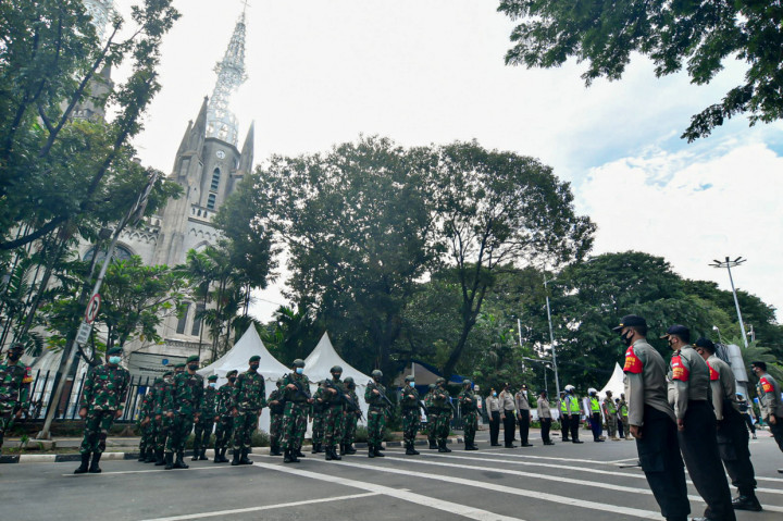 Sejumlah anggota gabungan melakukan pengamanan saat perayaan paskah 2021 di Gereja Katedral, Jakarta.