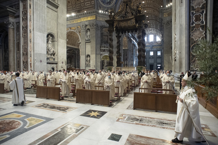 Foto: Paus Fransiskus Pimpin Misa Krisma di Vatikan