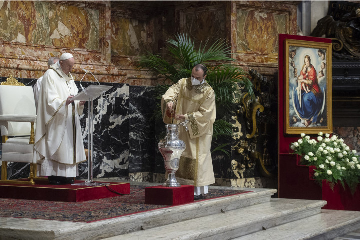 Foto: Paus Fransiskus Pimpin Misa Krisma di Vatikan