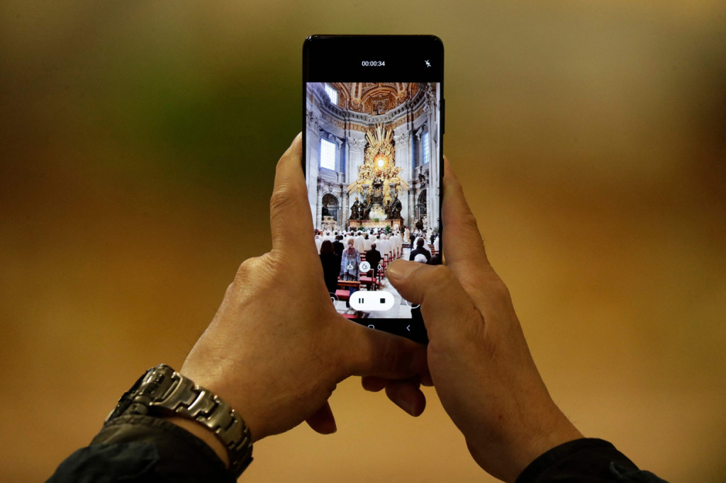 Basilika Santo Petrus yang biasanya penuh sesak dalam acara paskah, kini hanya menerima beberapa ratus orang saja.