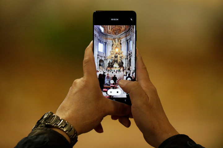 Basilika Santo Petrus yang biasanya penuh sesak dalam acara paskah, kini hanya menerima beberapa ratus orang saja.