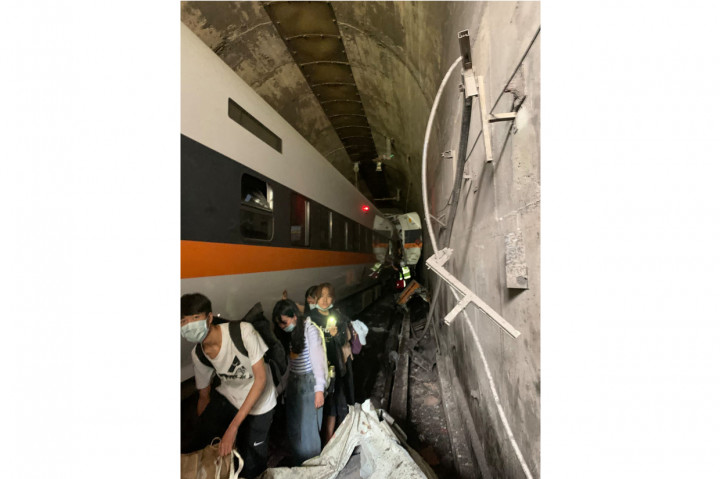 Kereta itu membawa sekitar 350 orang, dan saat ini upaya penyelamatan sedang berlangsung.