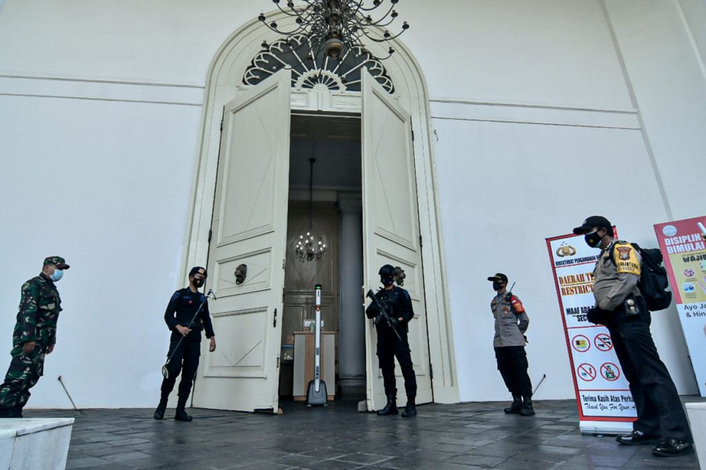Sejumlah anggota kepolisian melakukan pengamanan saat berlangsungnya ibadah misa Jumat Agung rangkaian hari raya Paskah di Gereja Immanuel, Jakarta.