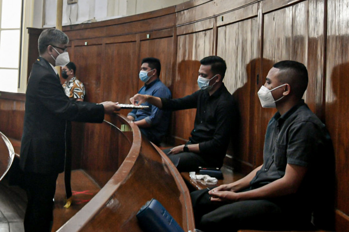 Umat Kristiani melakukan prosesi ibadah misa Jumat Agung rangkaian hari raya Paskah di Gereja Immanuel, Jakarta