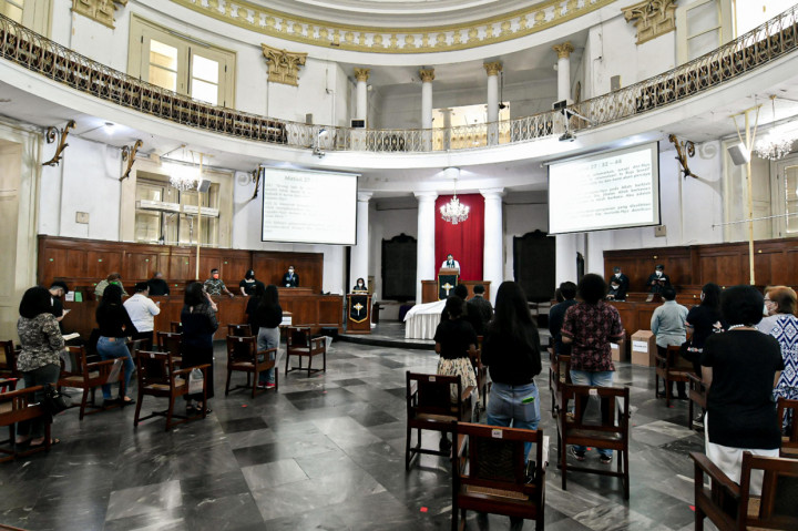 Perayaan Jumat Agung tersebut mengajak umat kristiani mengenang wafatnya Isa Almasih.