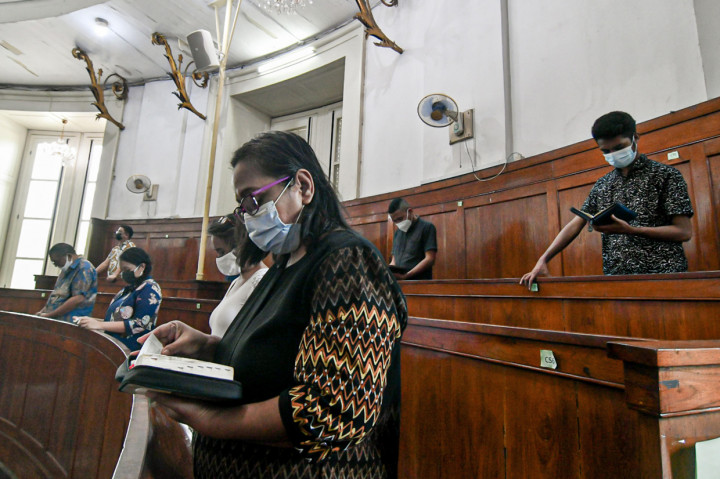 Dalam suasana pandemi, misa Jumat Agung 2021 diselenggarakan dengan memberlakukan pembatasan kedatangan jemaat serta secara daring.