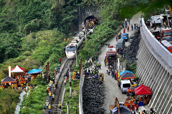 Gambar menunjukkan petugas penyelamat di lokasi kereta tergelincir di dalam terowongan di pegunungan Hualien, Taiwan timur.