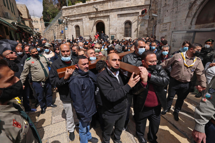 Kota suci yang kini diklaim ibu kota Israel itu merupakan lokasi asal Yesus dihukum mati, menurut Alkitab. Karena itu, Jumat Agung di sana menjadi momen yang begitu sakral. 