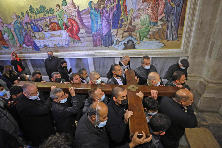 Para peziarah bakal memanggul salib mereka masing-masing, dan berhenti di lokasi tempat Yesus disuruh membawa salib-Nya. 