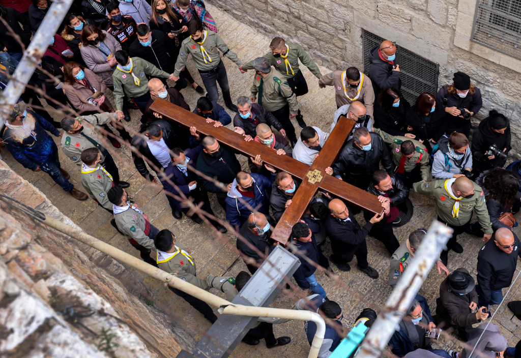 Prosesi itu akan berhenti di Bukit Golgota, dikenal juga sebagai Bukit Tengkorak, tempat Yesus mati. Setelah prosesi Jalan Salib tersebut, umat akan mengikuti tradisi malam ketika Yesus akhirnya dikuburkan.
