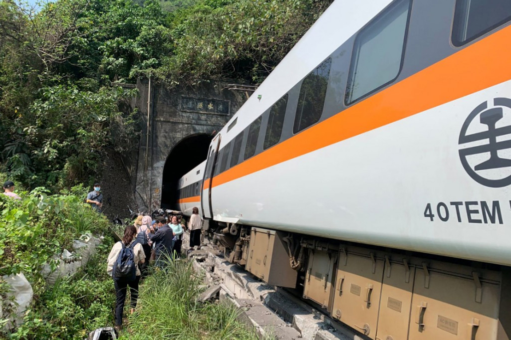 Sebuah kereta tergelincir di sebuah terowongan di Taiwan Timur pada Jumat, 2 April 2021, waktu setempat. Insiden ini mengakibatkan sedikitnya 36 orang meninggal.