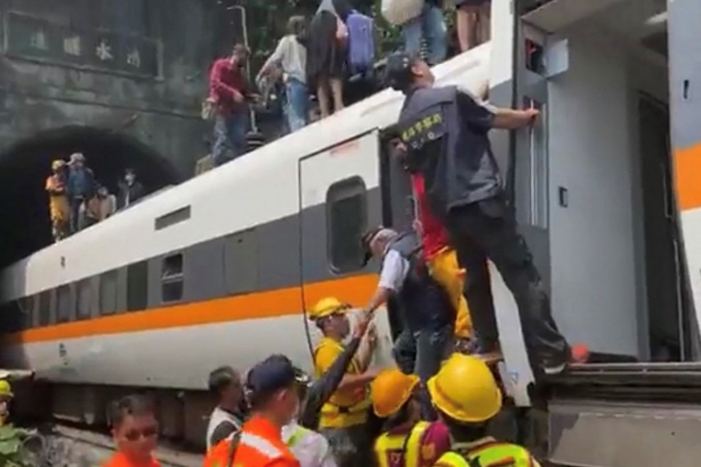 Sedikitnya 36 orang tewas dan 72 lainnya luka-luka dalam kecelakaan kereta Taiwan yang tergelincir di sebuah terowongan, di Kabupaten Hualien di Taiwan timur, Jumat, 2 April 2021.
