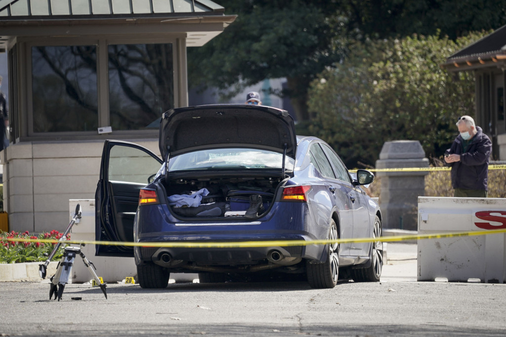 Pelaku melancarkan serangannya dengan menabrak dua petugas polisi Capitol AS yang sedang berjaga. Usai menabrak kedua polisi, pelaku sempat mengeluarkan pisau dan menyerang petugas.