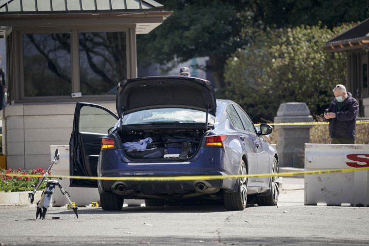 Pelaku melancarkan serangannya dengan menabrak dua petugas polisi Capitol AS yang sedang berjaga. Usai menabrak kedua polisi, pelaku sempat mengeluarkan pisau dan menyerang petugas.