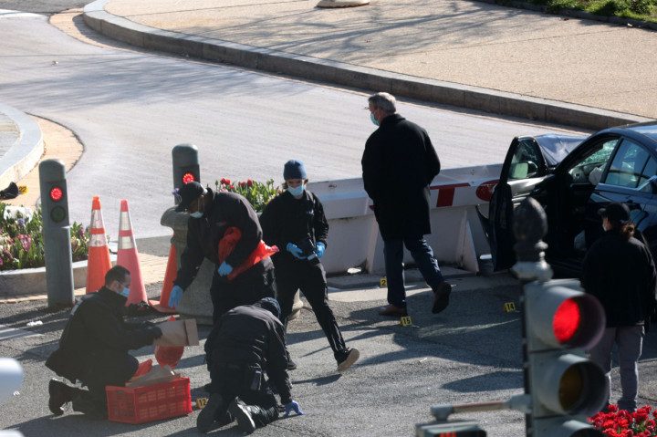 Polisi langsung mengunci kompleks Capitol Hill di Washington DC, AS. Polisi menanggapi serangan tersebut dengan menembak pelaku penyerangan yang kemudian tewas.