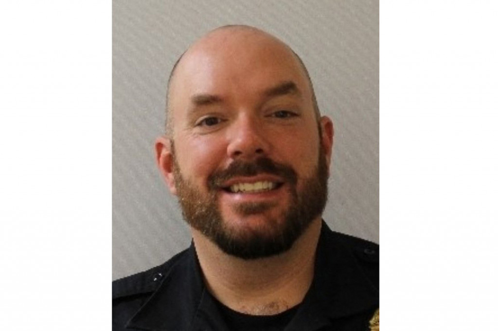 Polisi Capitol kemudian mengidentifikasi petugas yang terbunuh itu sebagai William