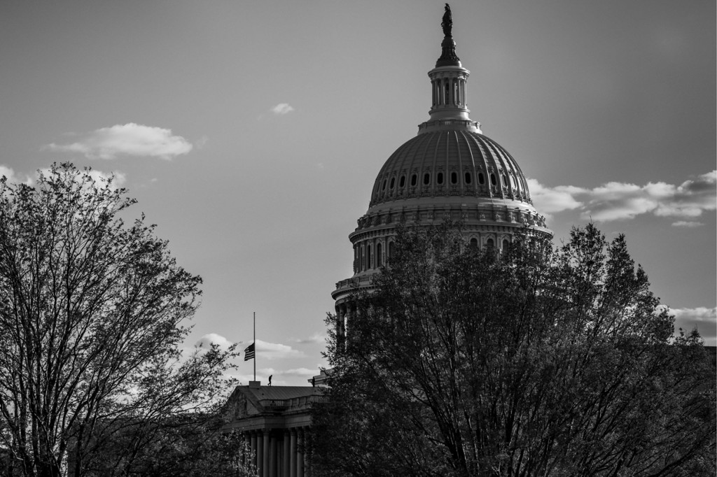 Presiden AS Joe Biden mengatakan, dia merasa hancur atas dengan serangan itu dan memerintahkan bendera di Gedung Putih diturunkan menjadi setengah tiang.