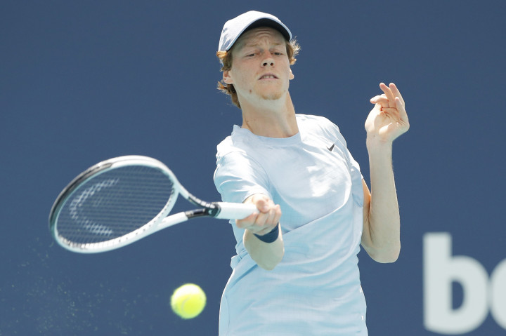 Petenis Jannik Sinner mencatatkan sejarah baru dengan menjadi petenis Italia pertama yang lolos ke babak final Miami Open.