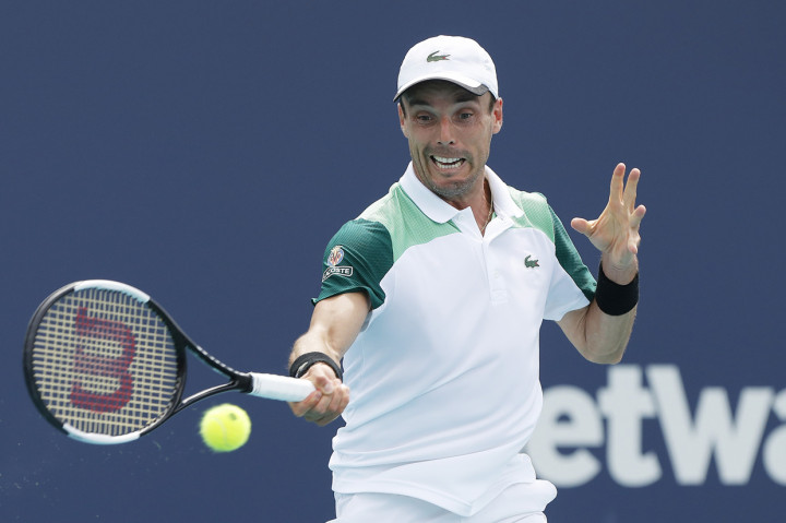 Sinner berhasil mengantongi kemenangan atas Roberto Bautista Agut 5-7, 6-4, 6-4 pada babak semifinal Miami Open 2021, Jumat, 2 April 2021, petang waktu setempat.
