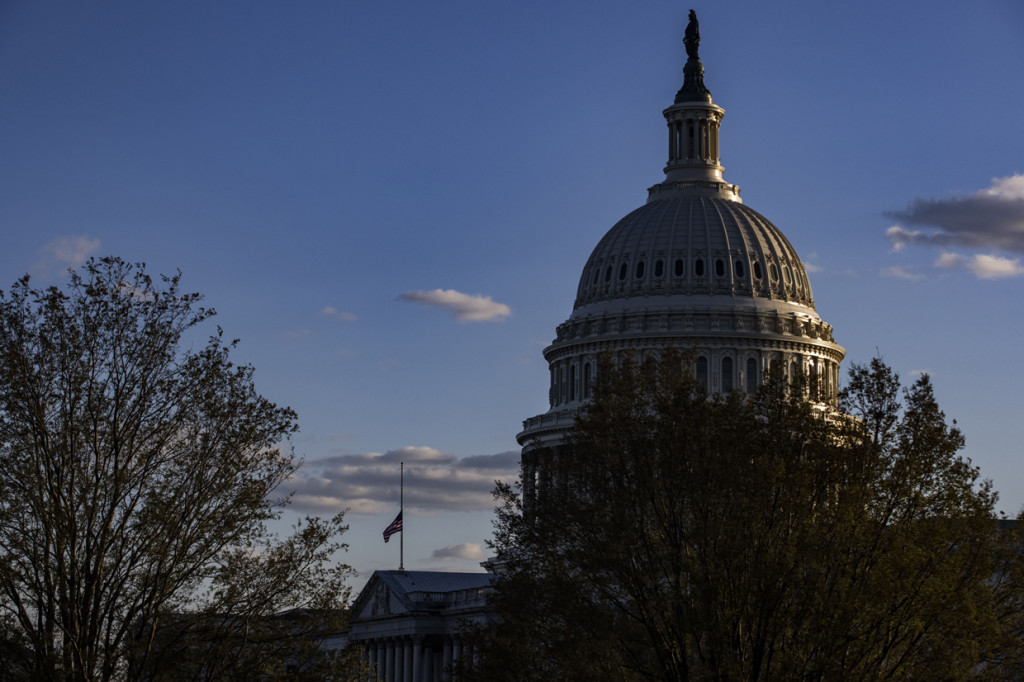 Presiden Amerika Serikat Joe Biden dan istrinya, Jill Biden berduka atas meninggalnya seorang polisi karena diserang seorang pria di gedung Capitol pada Jumat, 2 April 2021, waktu setempat. Serangan itu juga membuat seorang polisi lainnya terluka dan kini dirawat di rumah sakit.
