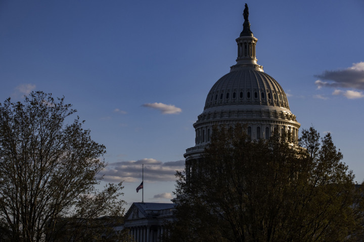 Presiden Amerika Serikat Joe Biden dan istrinya, Jill Biden berduka atas meninggalnya seorang polisi karena diserang seorang pria di gedung Capitol pada Jumat, 2 April 2021, waktu setempat. Serangan itu juga membuat seorang polisi lainnya terluka dan kini dirawat di rumah sakit.