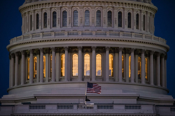 Biden menambahkan bahwa dirinya telah memerintahkan bendera di Gedung Putih untuk diturunkan menjadi setengah tiang.