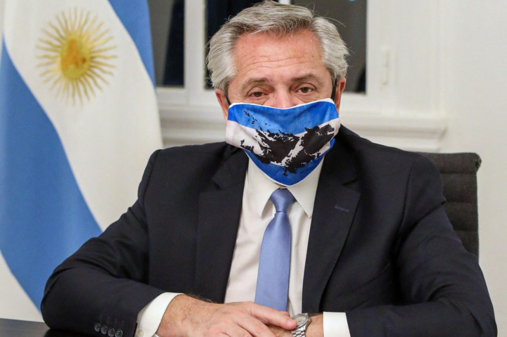 Presiden Argentina Alberto Fernandez mengumumkan bahwa dirinya dinyatakan positif terjangkit Covid-19 pada Sabtu, 3 April 2021. Diagnosis disampaikan usai dirinya merasakan gejala-gejala ringan Covid-19.