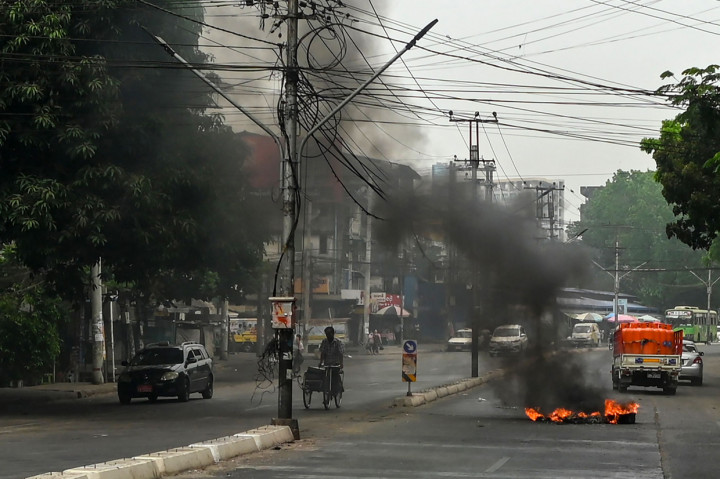 Junta juga telah melarang platform media sosial seperti Facebook. Mereka terus menggunakan media sosial untuk melacak kritik dan mempromosikan pesannya.