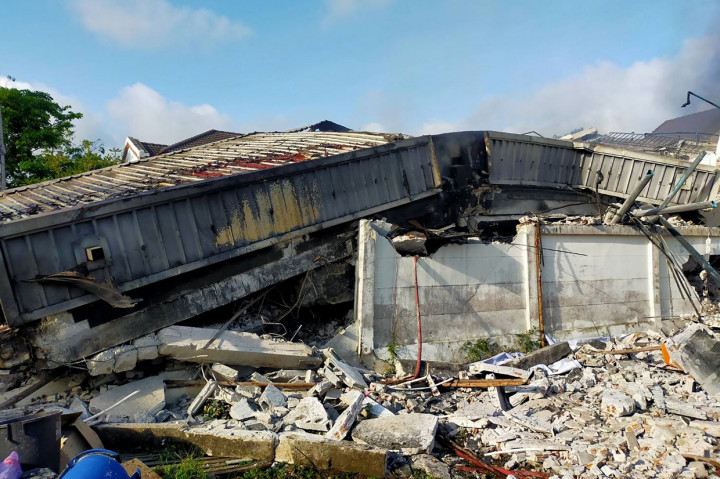 Gedung tiga lantai di Bangkok Thailand dilaporkan roboh pada Sabtu, 3 April 2021.