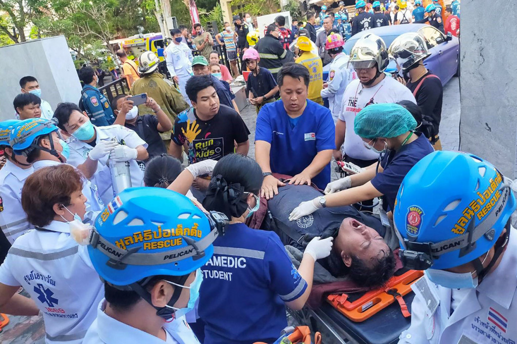 Selain korban jiwa, sejumlah orang diperkirakan terperangkap dalam reruntuhan gedung. Keterangan tim SAR Thailand, tiga korban jiwa adalah tim pencari. Sedangkan satu lainnya penghuni gedung.