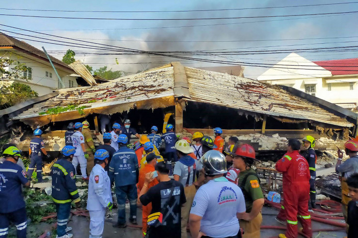 Usai api dipadamkan, tim pencari dibantu pemadam kebakaran mulai memasuki gedung untuk memulai investigasi penyebab kebakaran. Namun, dengan sekejap bangunan tersebut runtuh.