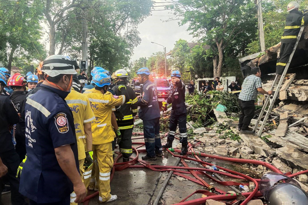 Sebelum runtuh, gedung tiga lantai di Bangkok bagian barat itu terbakar pada Sabtu pagi. Api menghanguskan seluruh gedung.