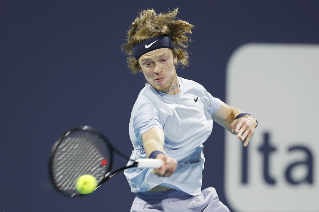 Petenis unggulan ke-26 itu membuka jalan menuju final Miami Open musim 2021 berkat kemenangan 6-3, 6-4 atas petenis unggulan keempat, Andrey Rublev.