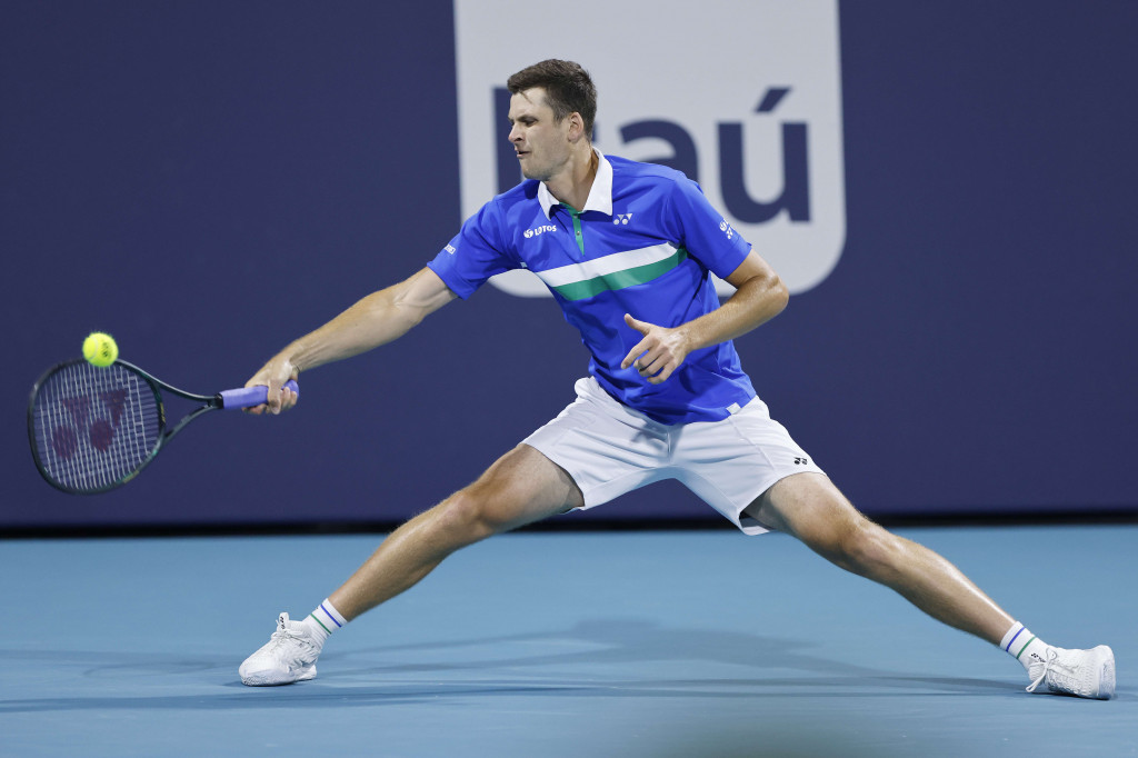 Hurkacz tidak membiarkan Rublev beradaptasi dengan ritme dan melepaskan permainan 'baseline' yang kuat. Hurkacz mencatat 25 winner dan mematahkan servis tiga kali dalam pertandingan selama satu jam dan 28 menit itu untuk mencapai final terbesar dalam kariernya.