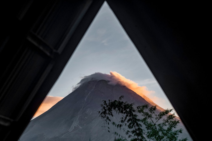 Gunung Merapi menyemburkan awan panas atau wedus gembel pada Sabtu, 3 April 2021, siang. Awan panas terjadi pada pukul  11.55 WIB. 
