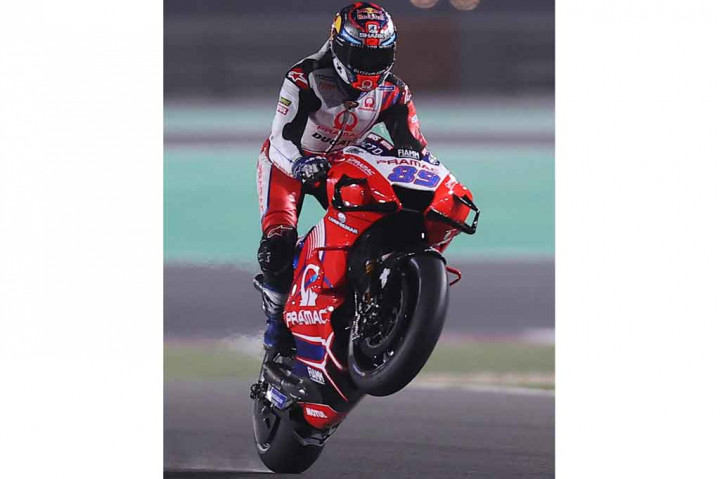 Rookie Jorge Martin meraih 'pole position' perdananya dalam penampilan keduanya di MotoGP setelah tampil tercepat pada babak kualifikasi Grand Prix Doha, Sirkuit Losail, Qatar, Sabtu, 3 April 2021 waktu setempat. Dia mengungguli rekan satu timnya di Pramac Racing, Johann Zarco.