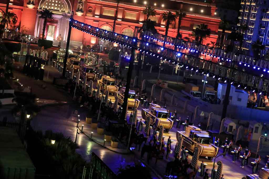 Parade akbar membawa 22 mumi kerajaan Mesir kuno dalam kapsul khusus melewati ibu kota Kairo pada Sabtu, 3 April 2021 ke rumah museum baru, di mana mereka dapat ditampilkan dengan kemegahan yang lebih besar.