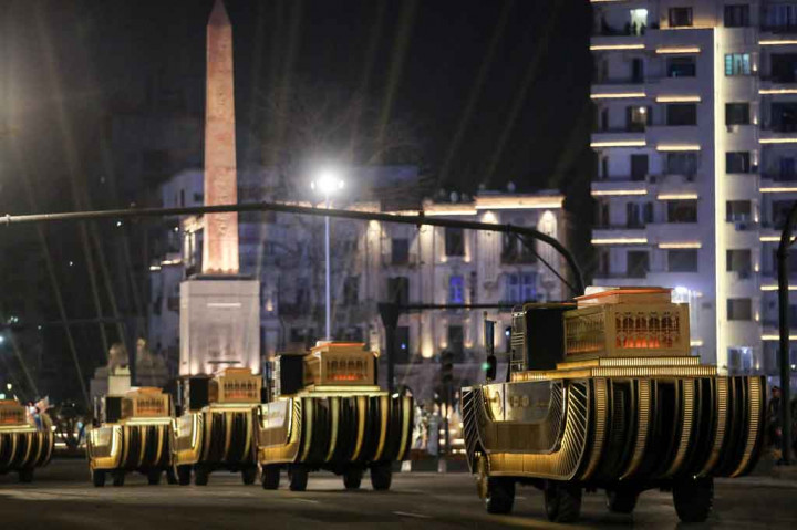 Konvoi tersebut mengangkut 18 raja dan empat ratu, sebagian besar dari Kerajaan Baru, dari Museum Mesir di Lapangan Tahrir Kairo tengah menuju Museum Nasional Peradaban Mesir di Fustat, sekitar 5 km (3 mil) ke tenggara.